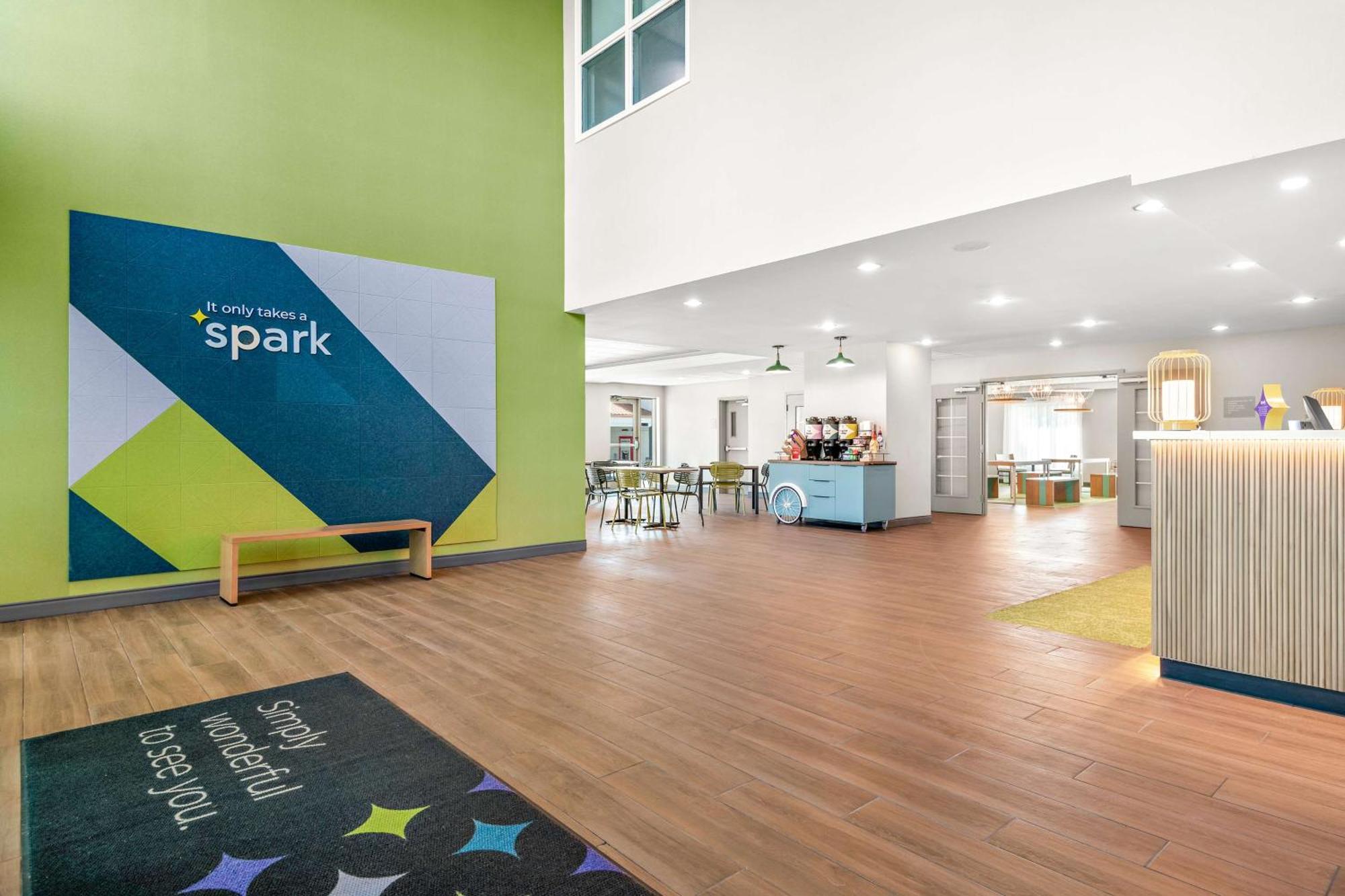 Spark By Hilton Exton Kültér fotó